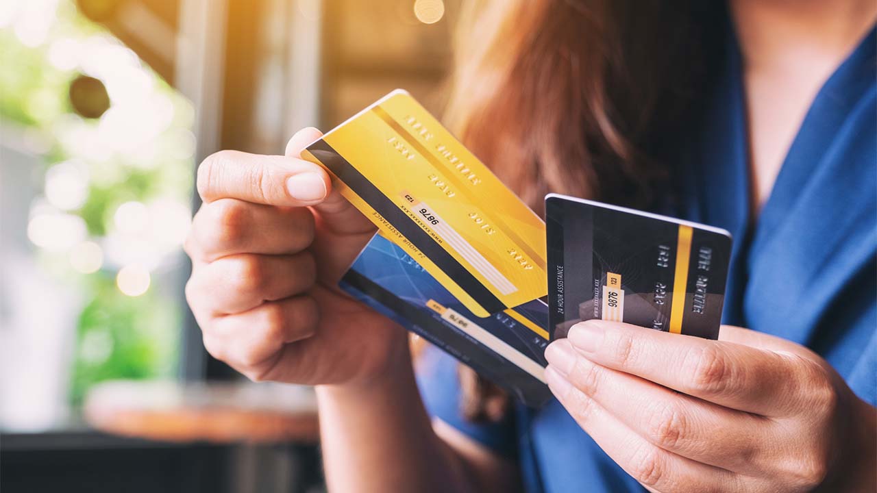 vantagens do cartão de crédito e débito ao pagar suas compras do dia a dia